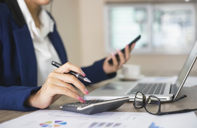 une femme fait sa déclaration d'exonération de CFE