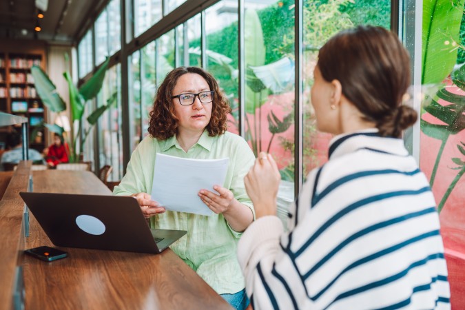 femme passe son entretien professionnel